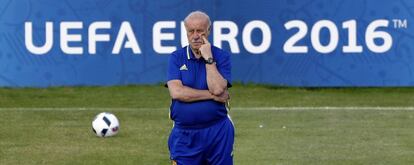 Del Bosque, durante un entrenamiento con España.