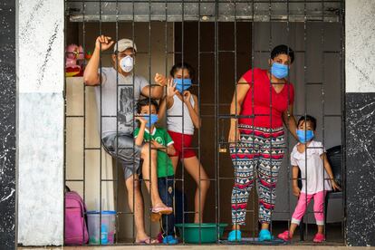 Cuando el Gobierno de Ecuador anunció las estrictas medidas de seguridad frente a la pandemia de la covid-19 muchas familias venezolanas acaban de llegar al que esperaban que fuese su nuevo hogar. Ahora sin opciones de encontrar un trabajo o una fuente de ingresos se encuentran atrapados sin recursos para cubrir las necesidades mínimas de sus familias.