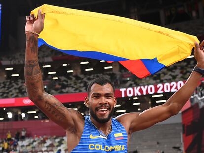 Anthony Zambrano celebra su medalla de plata en los 400 metros.