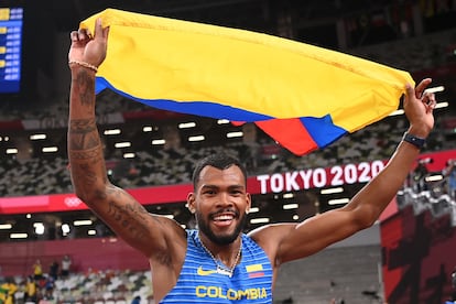 Anthony Zambrano celebra su medalla de plata en los 400 metros.