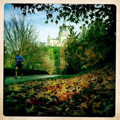 Las fotografías están realizadas con la aplicación Hipstamatic en un iPhone. 27-11-2014. El frío del otoño no le sirve de excusa a este vecino para no hacer ejercicio en la cuesta de Las Vistillas. Al fondo, vista de la Catedral de La Almudena.