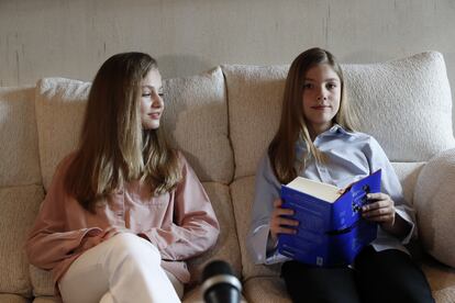 La infanta Sofía, con su hermana, durante la lectura de 'El Quijote', el Día del Libro.