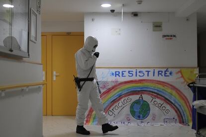 Un soldado de la UME (Unidad Militar de Emergencias) durante una desinfección en una residencia de ancianos de Madrid. 