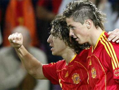 Fernando Torres celebra su gol junto a Carles Puyol.