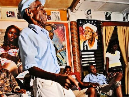 Roberto Manzano, uno de los personajes carismáticos de los bailadores de Santa Amalia, en plena ‘jam session’ de la peña.