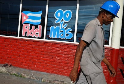 Inscri&ccedil;&atilde;o em Havana pede mais anos oara Fidel Castro, que esteve &agrave; frente da ilha de 1959 at&eacute; 2006. Fidel publicou mais uma &quot;reflex&atilde;o&quot;, os textos que come&ccedil;ou a escrever desde que se afastou formalmente do poder. A publicada neste s&aacute;bado se chama &quot;Anivers&aacute;rio&quot;. Critica os EUA pelo ataque nuclear ao Jap&atilde;o na Segunda Guerra e remomora sua inf&acirc;ncia.