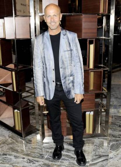 El diseñador Italo Zucchelli en la entrega de los premios Daily Front Row en Nueva York en 2015.