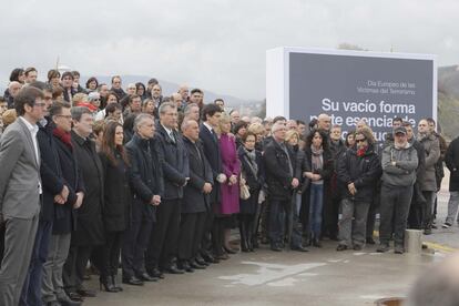 Autoridades y representantes políticos se concentran en silencio en San Sebastián en recuerdo a las víctimas del terrorismo.