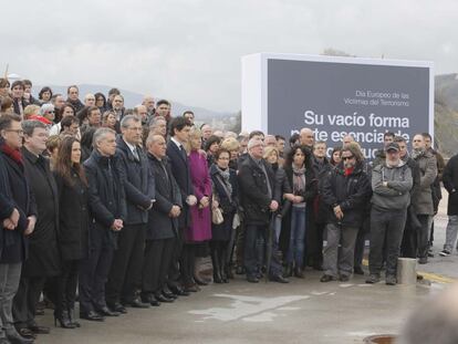 Autoridades y representantes políticos se concentran en silencio en San Sebastián en recuerdo a las víctimas del terrorismo.