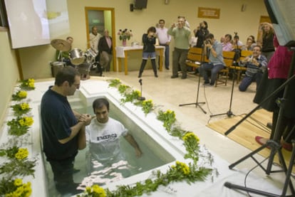 El pastor José Luis Fernández bautiza al inmigrante Mohamed Karami en Les Roquetes de San Pere de Ribes (Barcelona).
