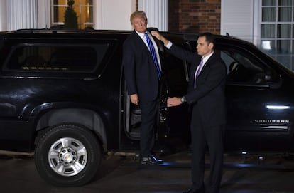 El presidente electo de los Estados Unidos Donald Trump se monta en su vehículo después de un día de reuniones en el Club Nacional de Golf Trump en Bedminster, Estados Unidos, el 19 de noviembre.