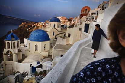 El pueblo de Oia es uno de los lugares más frecuentados para ver la puesta de sol en la isla griega de Santorini.