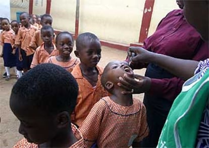 Niños nigerianos reciben la vacuna contra la polio, ayer, en un colegio de Lagos, la capital.