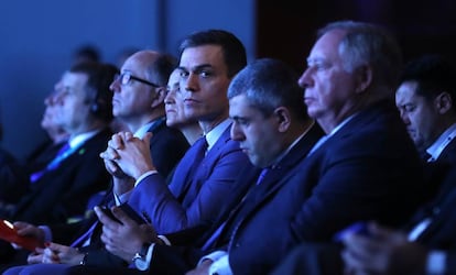 Pedro Sánchez (en el centro), en el Foro Exceltur de Madrid, este martes.