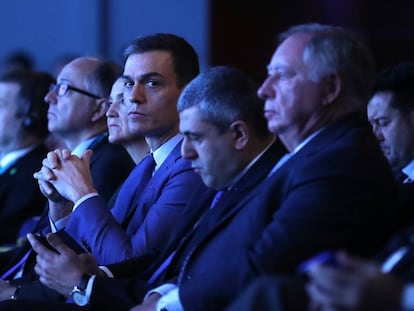 Pedro Sánchez (en el centro), en el Foro Exceltur de Madrid, este martes.