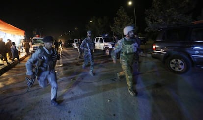 Les forces de seguretat afganeses acudeixen a la Universidad Americana de Kabul després del tiroteig.