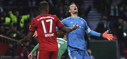 Neuer y Boateng lamentan un gol del Werder Bremen.