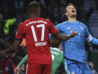 Neuer y Boateng lamentan un gol del Werder Bremen.