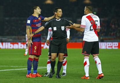 Luis Suárez s'enfronta amb Gabriel Mercado.