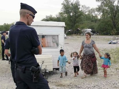 La polic&iacute;a desaloja el campamento gitano cerca de Lyon.