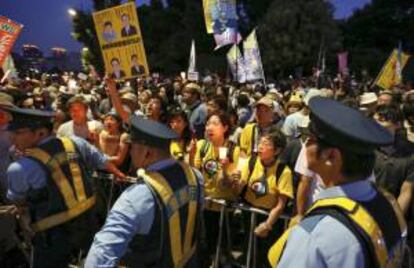 Manifestantes protestan hoy en contra de la energía nuclear frente al Parlamento en Tokio (Japón).