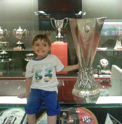 Algunos de mis mejores recuerdos son los primeros partidos con mi nieto Pablo. En la foto, tomada el 6 septiembre de 2012, con la UEFA Europa League de ese mismo año.