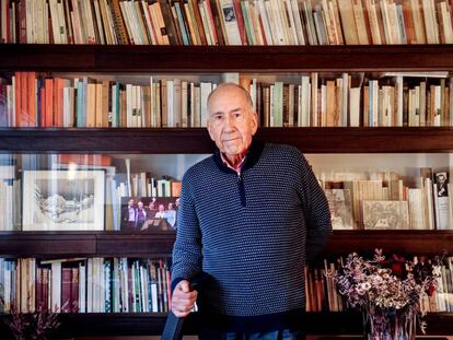 Joan Margarit, a casa seva, a Barcelona, amb els seus llibres i alguns dibuixos i fotografies seves entre les lleixes. 
