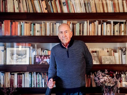 Joan Margarit, a casa seva, a Barcelona, amb els seus llibres i alguns dibuixos i fotografies seves entre les lleixes.