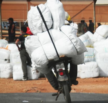 Transportistas de mercancía de "comercio atípico" en la frontera de Melilla