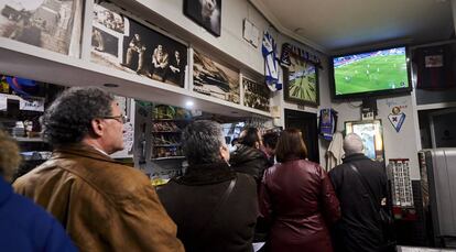 Clientes de un bar siguen la emisión de un partido de fútbol