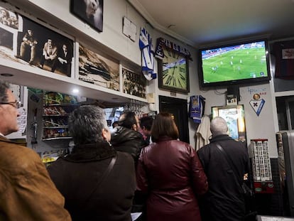 Clientes de un bar siguen la emisión de un partido de fútbol