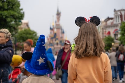 Daniela and Oliver, children of the authors of the blog Molaviajar, at Disneyland Paris.