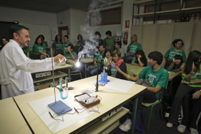 Encierro de alumnos y profesores en el instituto de secundaria Juan de la Cierva, con actividades en el laboratorio.