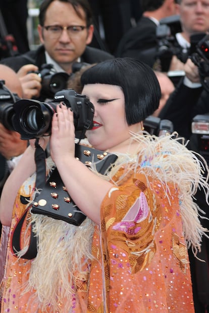 Beth Ditto no se anda con chiquitas, la cantante solo toma fotos con un buen zoom.