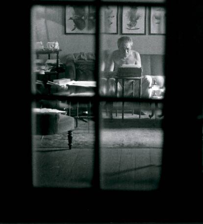Manuel Padorno, escribiendo en 1988 en su casa de la Playa de las Canteras.