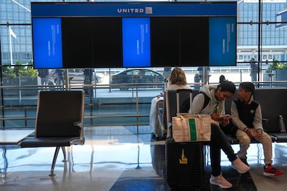 Las pantallas muestran mensajes de error en lugar de información de vuelo en el Aeropuerto Internacional O'Hare de Chicago.