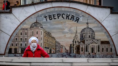 Una mujer con una máscara camina por el centro de Moscú, este viernes.