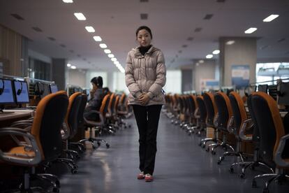 Lee Young-Hwa, voluntaria de 19 años, posa en una sala de estudio en el centro de ciencia SciTech en Pyongyang.