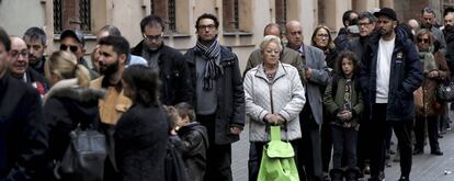 Desenes de persones esperen per votar en un col·legi electoral de Barcelona.
