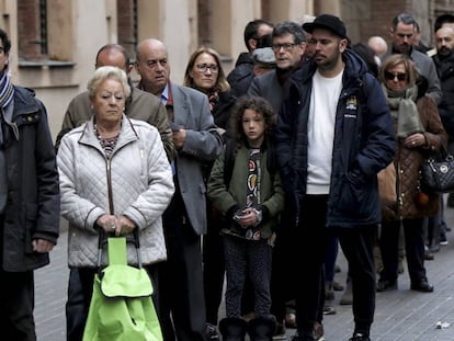 Desenes de persones esperen per votar en un col·legi electoral de Barcelona.