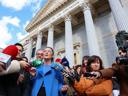 La exdiputada de Vox Macarena Olona el viernes 20 de enero ante el Palacio de Las Cortes tras registrar su Iniciativa Legislativa Popular (ILP).