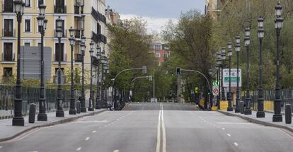 La calle Bailén aparece completamente vacía en el día 33 del estado de alarma, en Madrid, a 16 de abril de 2020.