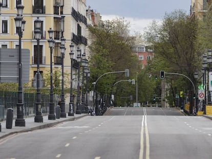 La calle Bailén aparece completamente vacía en el día 33 del estado de alarma, en Madrid, a 16 de abril de 2020.