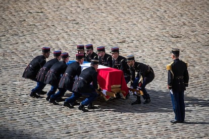 Los guardias republicanos franceses portan el ataúd del difunto ex presidente francés Jacques Chirac.