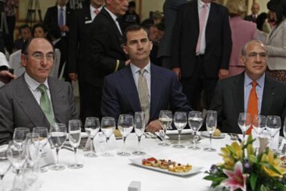 El príncipe de Asturias con al secretario general de la OCDE, Á. Gurría (derecha) y el presidente de Iberdrola, I. Sánchez Galán.