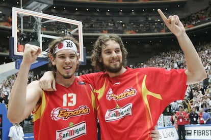 Para el año 2006, uno antes de dar el salto a la NBA, Marc ya tenía su sitio en el combinado español. En la imagen, los hermanos barceloneses celebran la autoritaria victora ante Grecia (70-47) que supuso la victoria en el Mundial de Japón de aquel año.