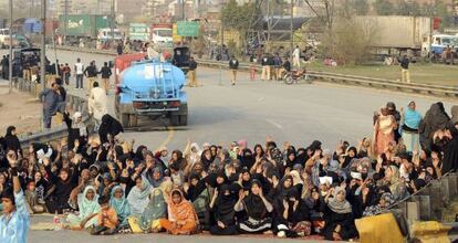 Mujeres chiíes cortan una autopista en Lahore la semana pasada.