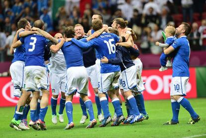 Los jugadores italianos celebran el pase a la final tras haber eliminado a Alemania.