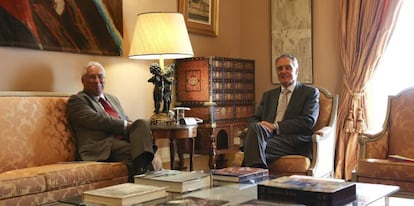 El l&iacute;der socialista portugu&eacute;s, Ant&oacute;nio Costa (izda), durante su reuni&oacute;n con el presidente portugu&eacute;s, Anibal Cavaco Silva, esta ma&ntilde;ana en Portugal.