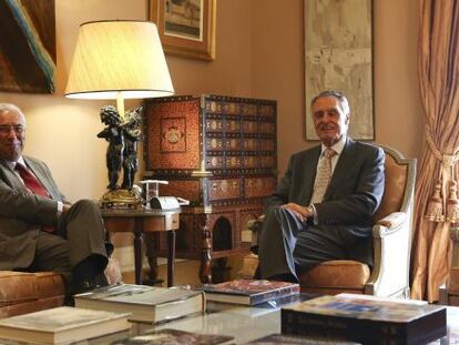 El l&iacute;der socialista portugu&eacute;s, Ant&oacute;nio Costa (izda), durante su reuni&oacute;n con el presidente portugu&eacute;s, Anibal Cavaco Silva, esta ma&ntilde;ana en Portugal.